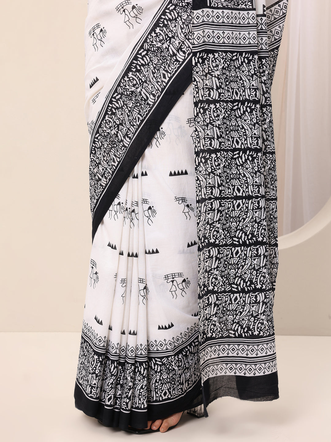 White Printed Cotton Saree With Unstitched Blouse Piece