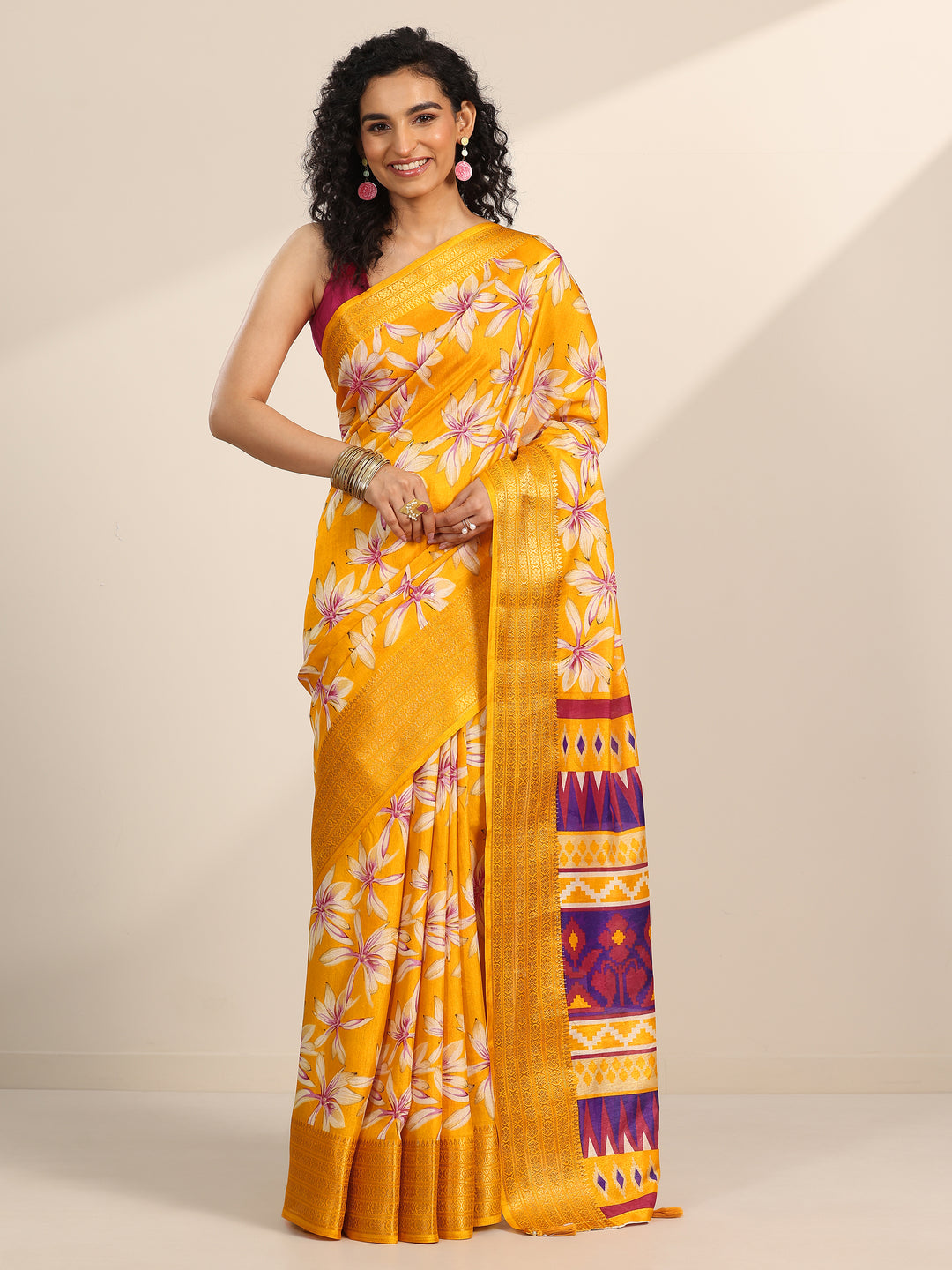 Mustard Printed Silk Blend Saree With Unstitched Blouse Piece