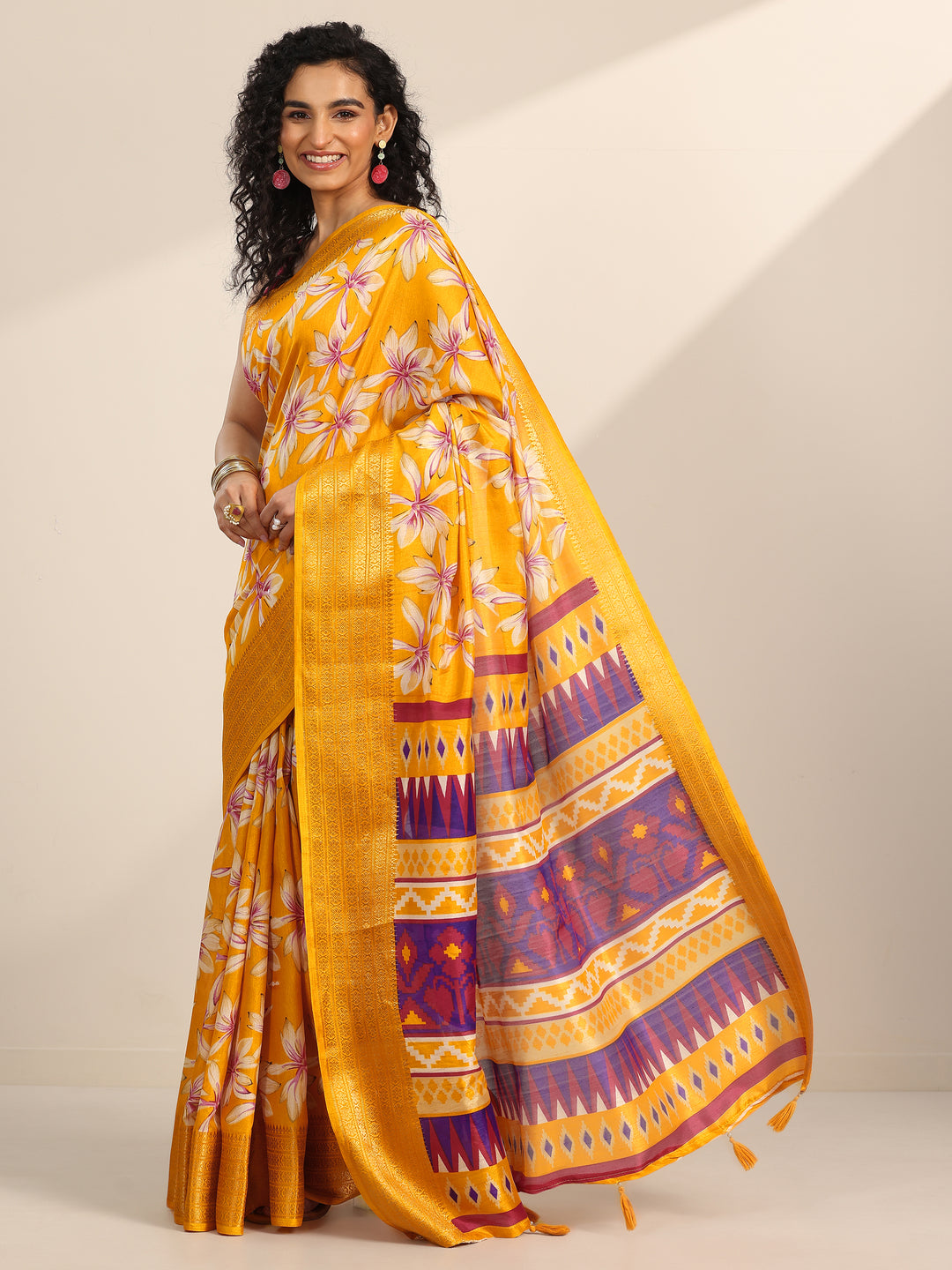 Mustard Printed Silk Blend Saree With Unstitched Blouse Piece