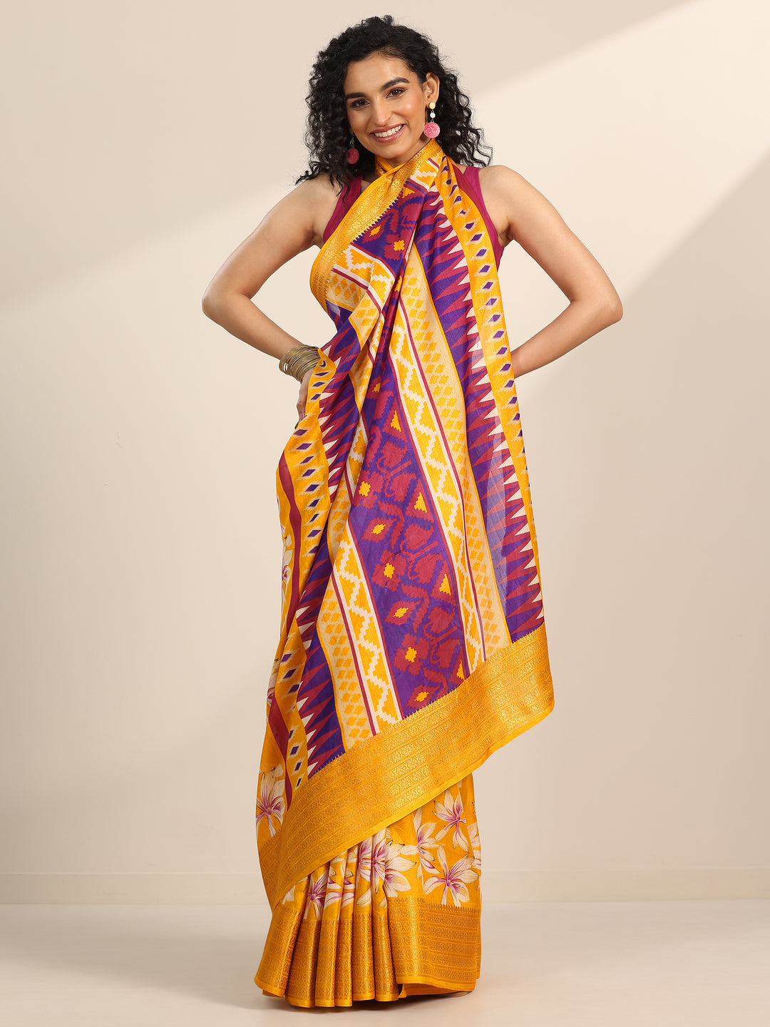 Mustard Printed Silk Blend Saree With Unstitched Blouse Piece