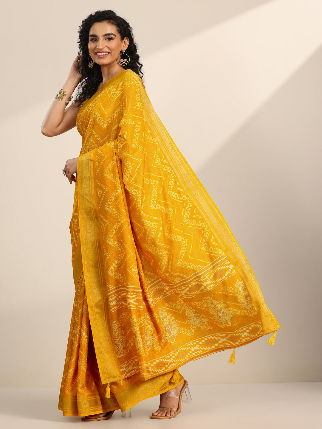 Mustard Printed Silk Blend Saree With Unstitched Blouse Piece