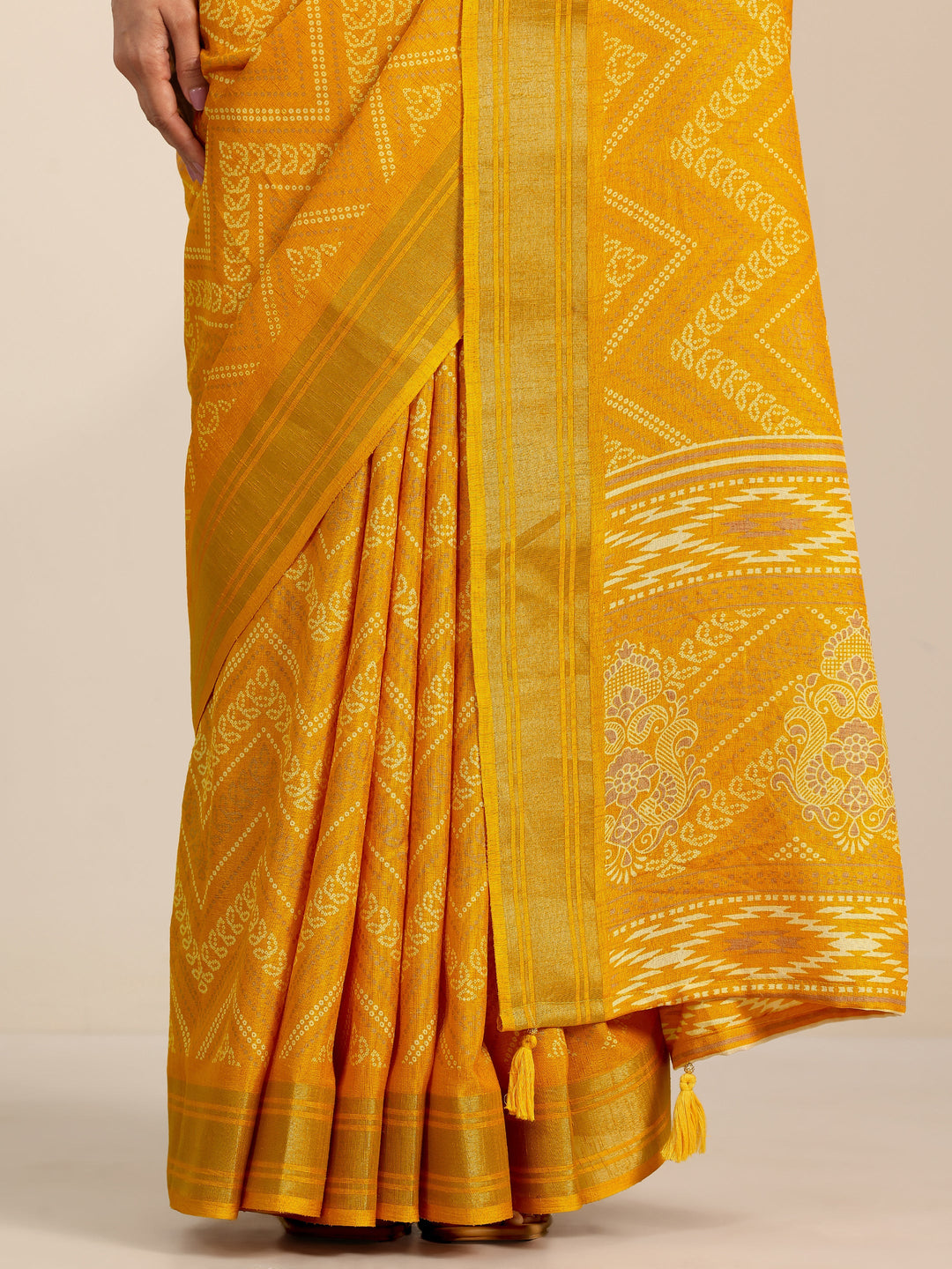 Mustard Printed Silk Blend Saree With Unstitched Blouse Piece