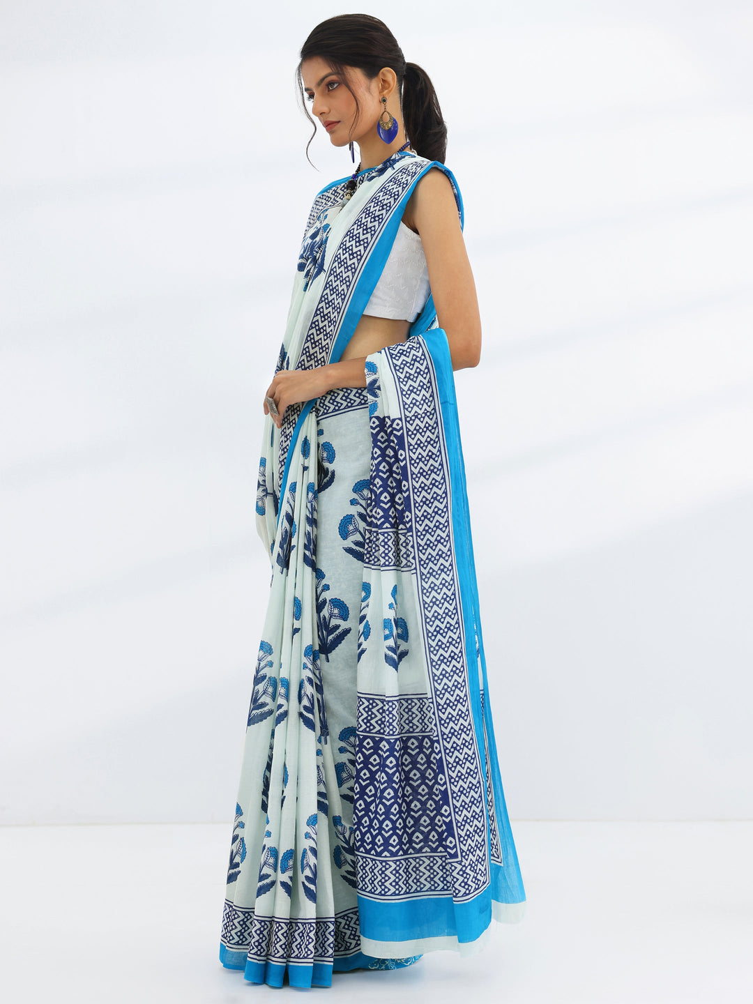 White Printed Cotton Saree With Unstitched Blouse Piece