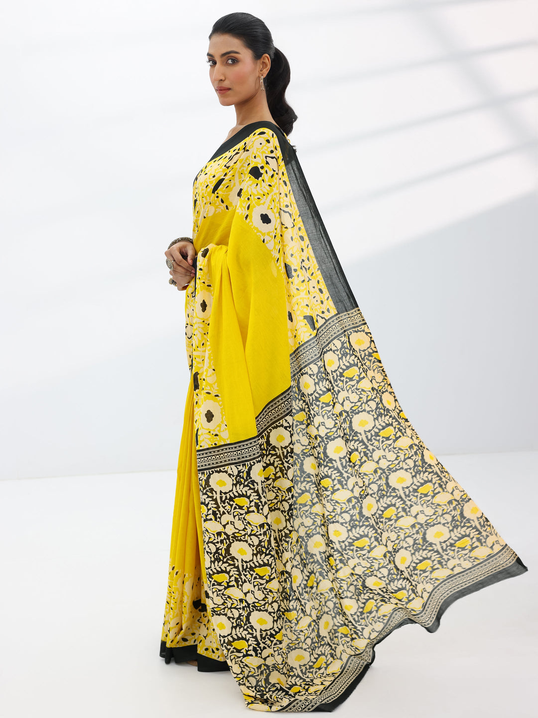 Yellow Printed Cotton Saree With Unstitched Blouse Piece