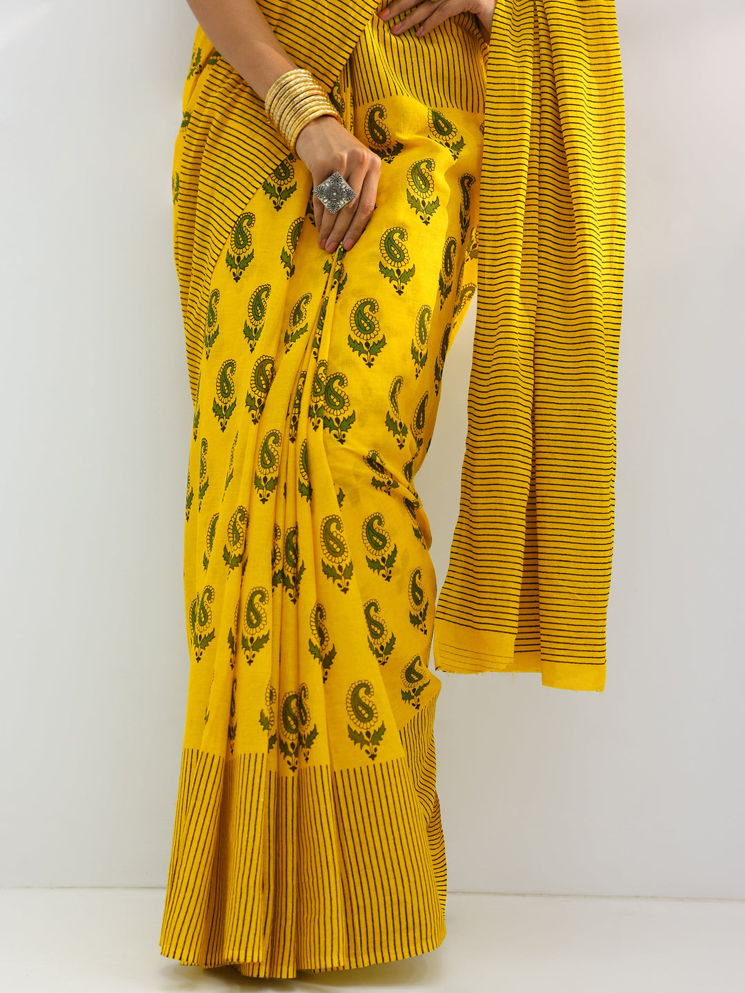 Yellow Printed Cotton Saree With Unstitched Blouse Piece