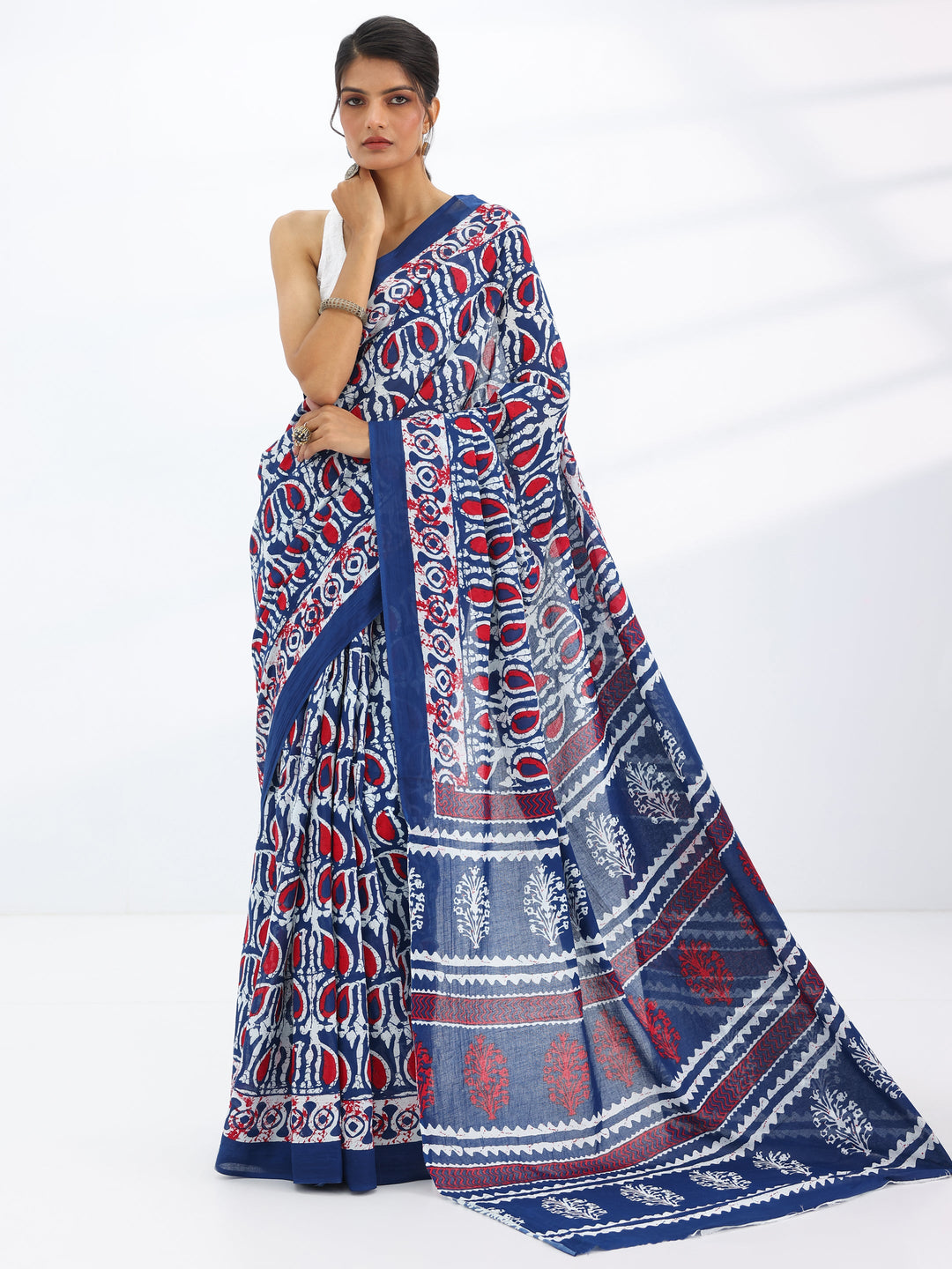 Navy Blue Printed Cotton Saree With Unstitched Blouse Piece