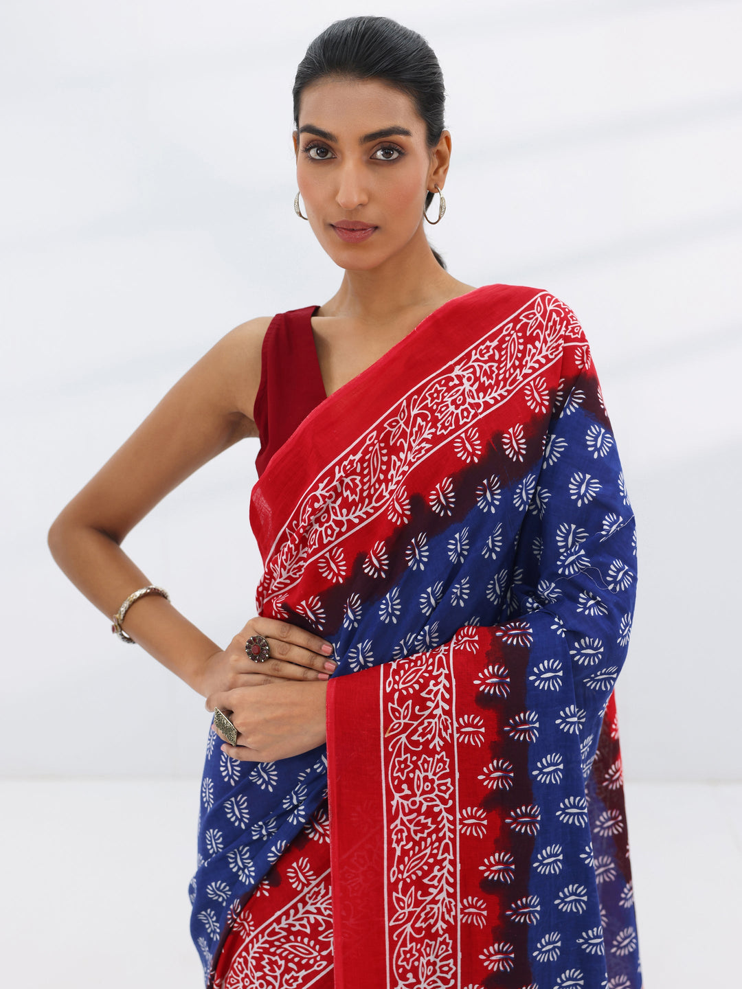Navy Blue Printed Cotton Saree With Unstitched Blouse Piece
