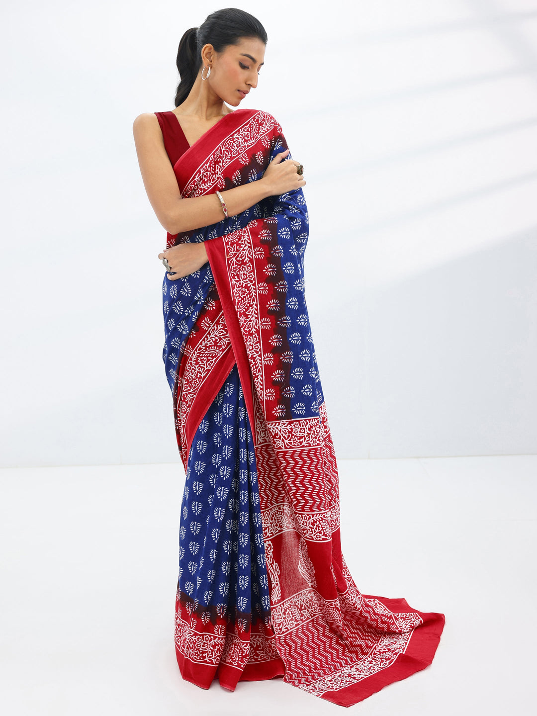 Navy Blue Printed Cotton Saree With Unstitched Blouse Piece