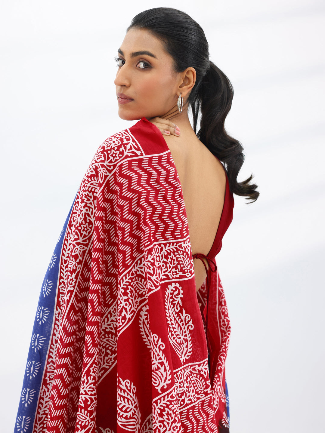 Navy Blue Printed Cotton Saree With Unstitched Blouse Piece