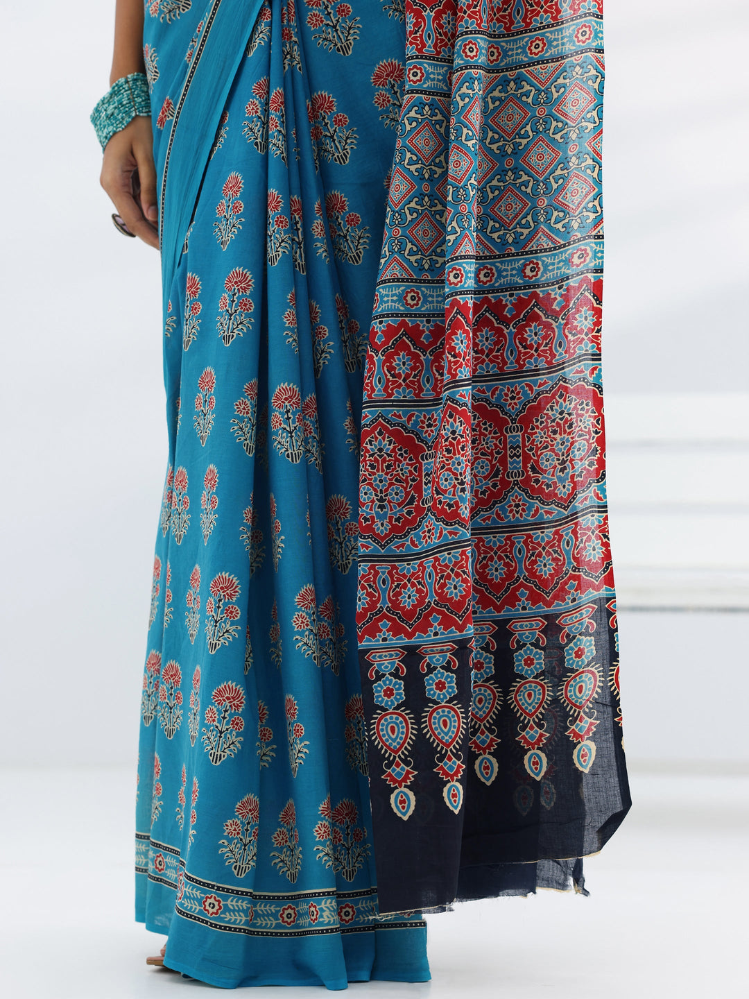 Turquoise Blue Printed Cotton Saree With Unstitched Blouse Piece