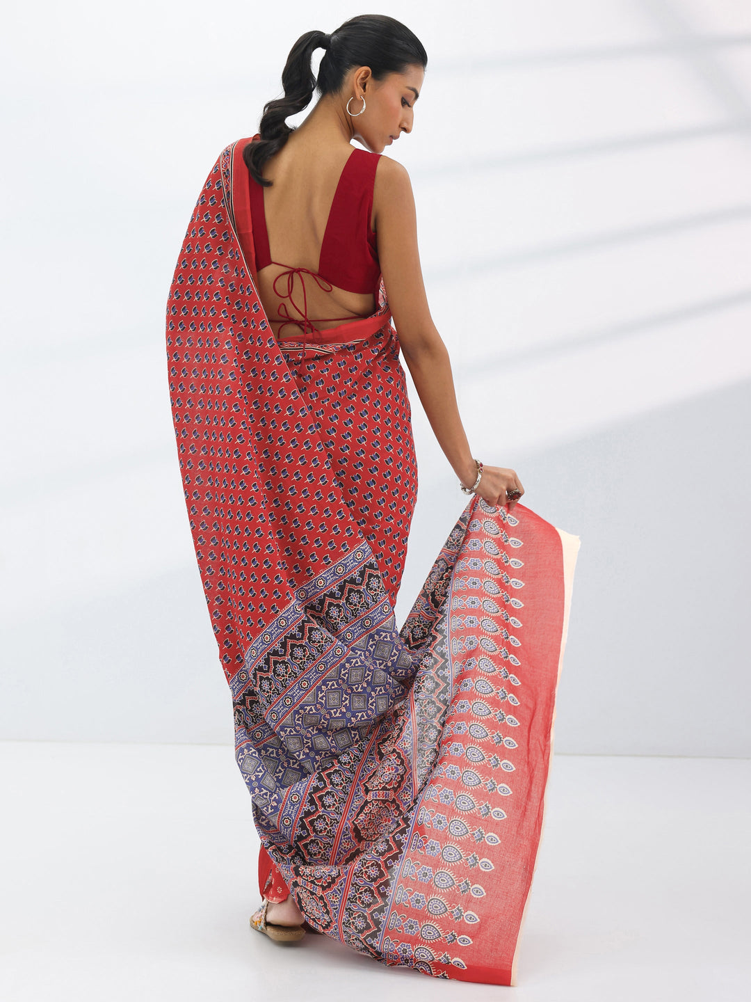 Red Printed Cotton Saree With Unstitched Blouse Piece