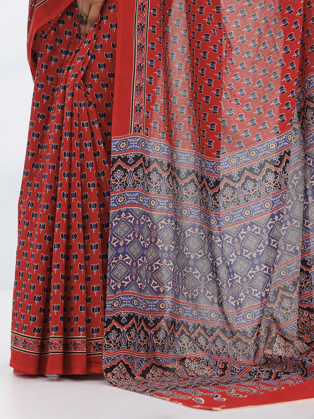 Red Printed Cotton Saree With Unstitched Blouse Piece