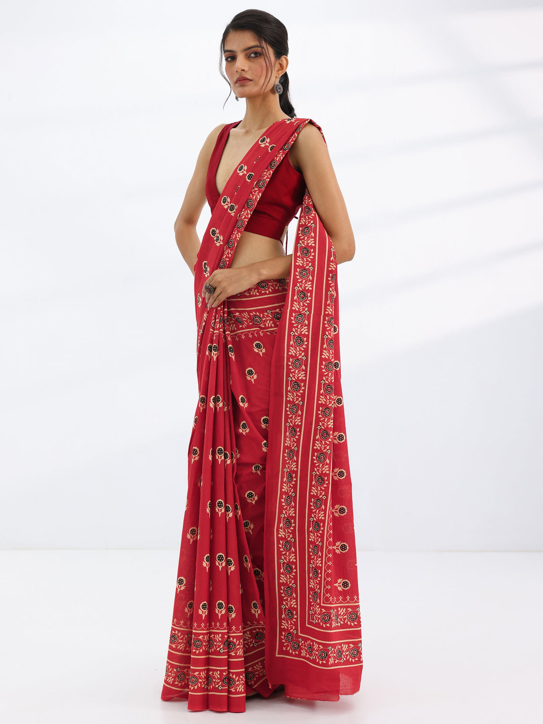 Red Solid Cotton Saree With Unstitched Blouse Piece