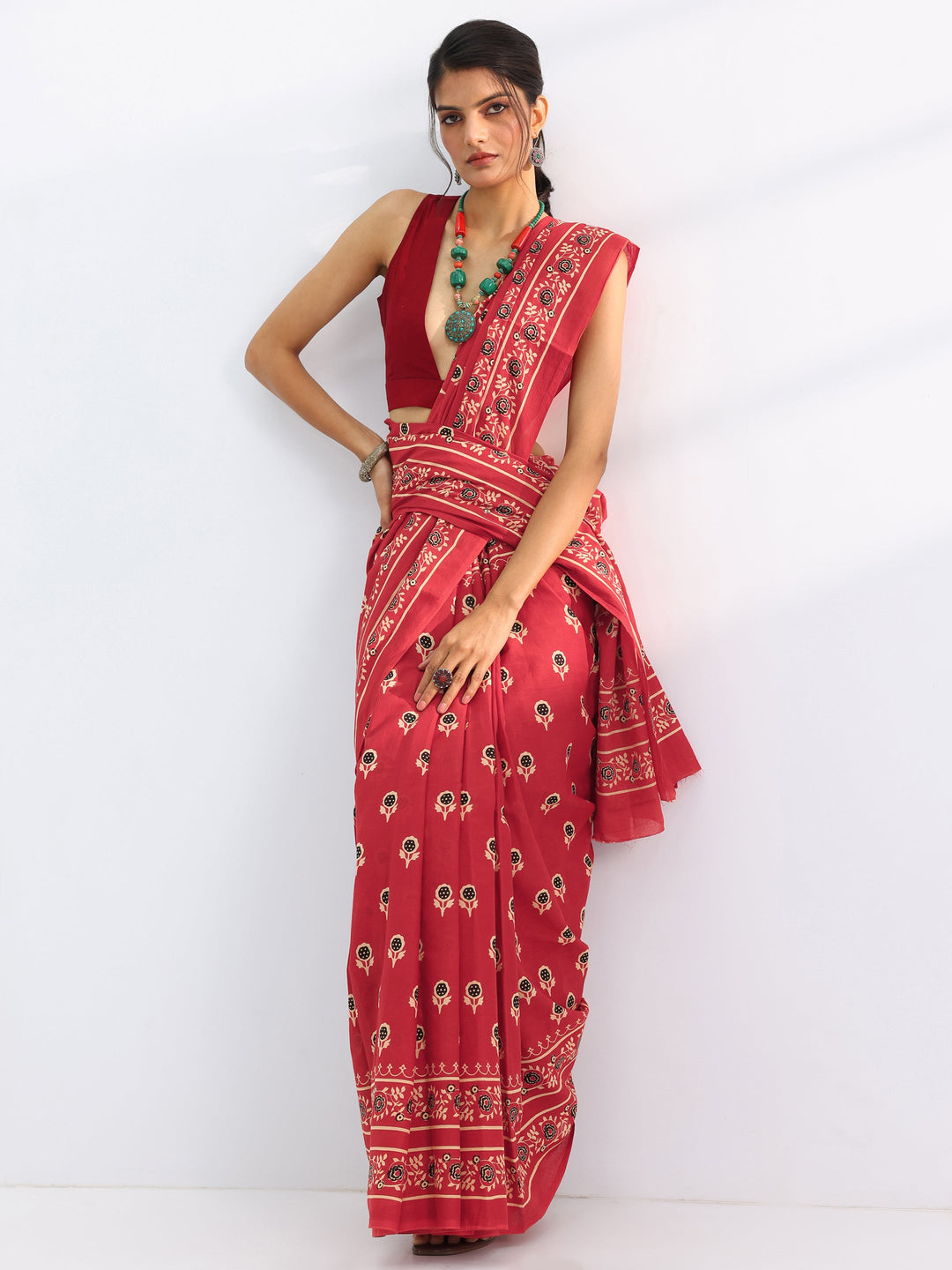 Red Solid Cotton Saree With Unstitched Blouse Piece