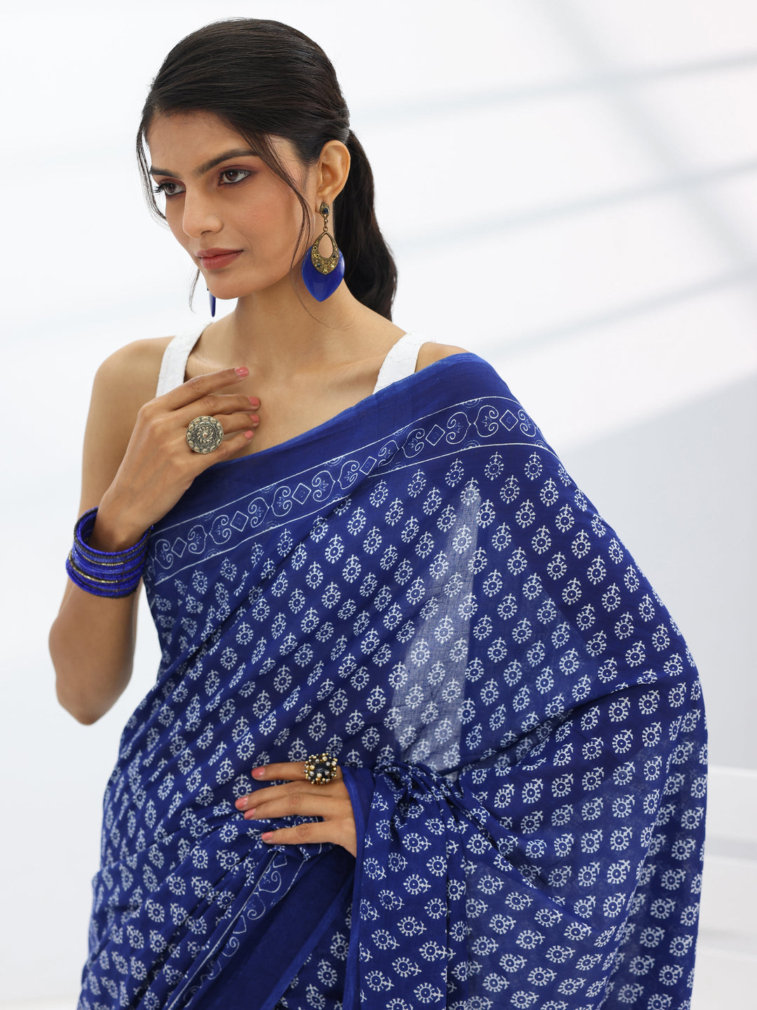 Blue Solid Cotton Saree With Unstitched Blouse Piece