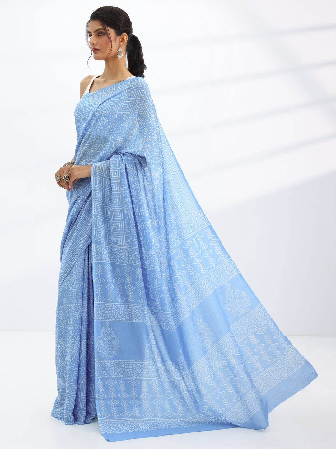 Blue Printed Cotton Saree With Unstitched Blouse Piece