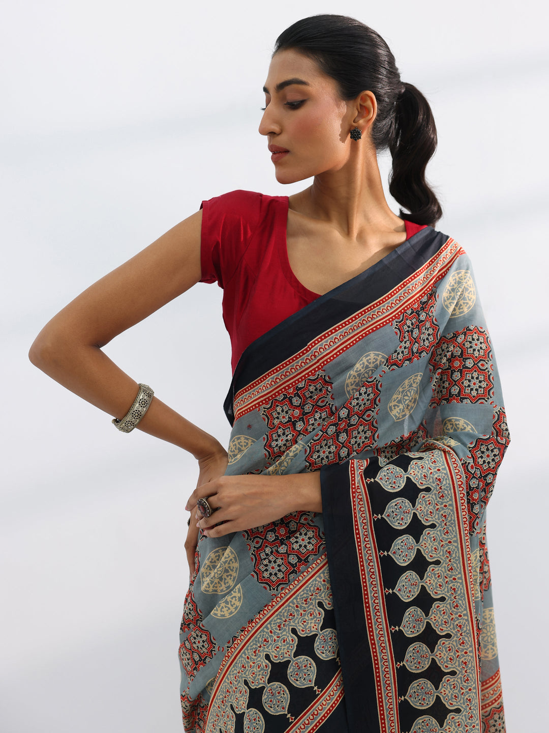 Grey Printed Cotton Saree With Unstitched Blouse Piece