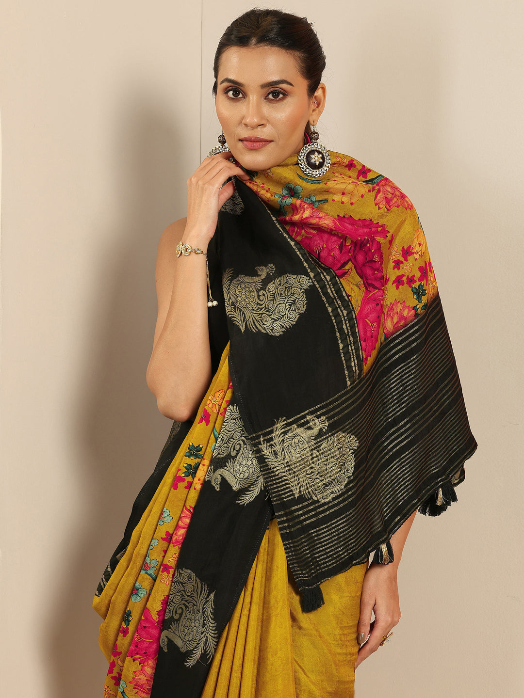 Mustard Printed Silk Blend Saree With Unstitched Blouse Piece