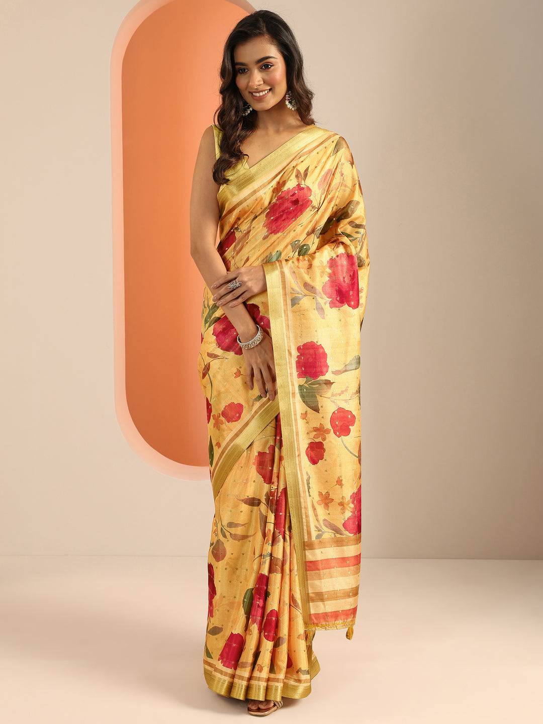 Mustard Printed Silk Blend Saree With Unstitched Blouse Piece