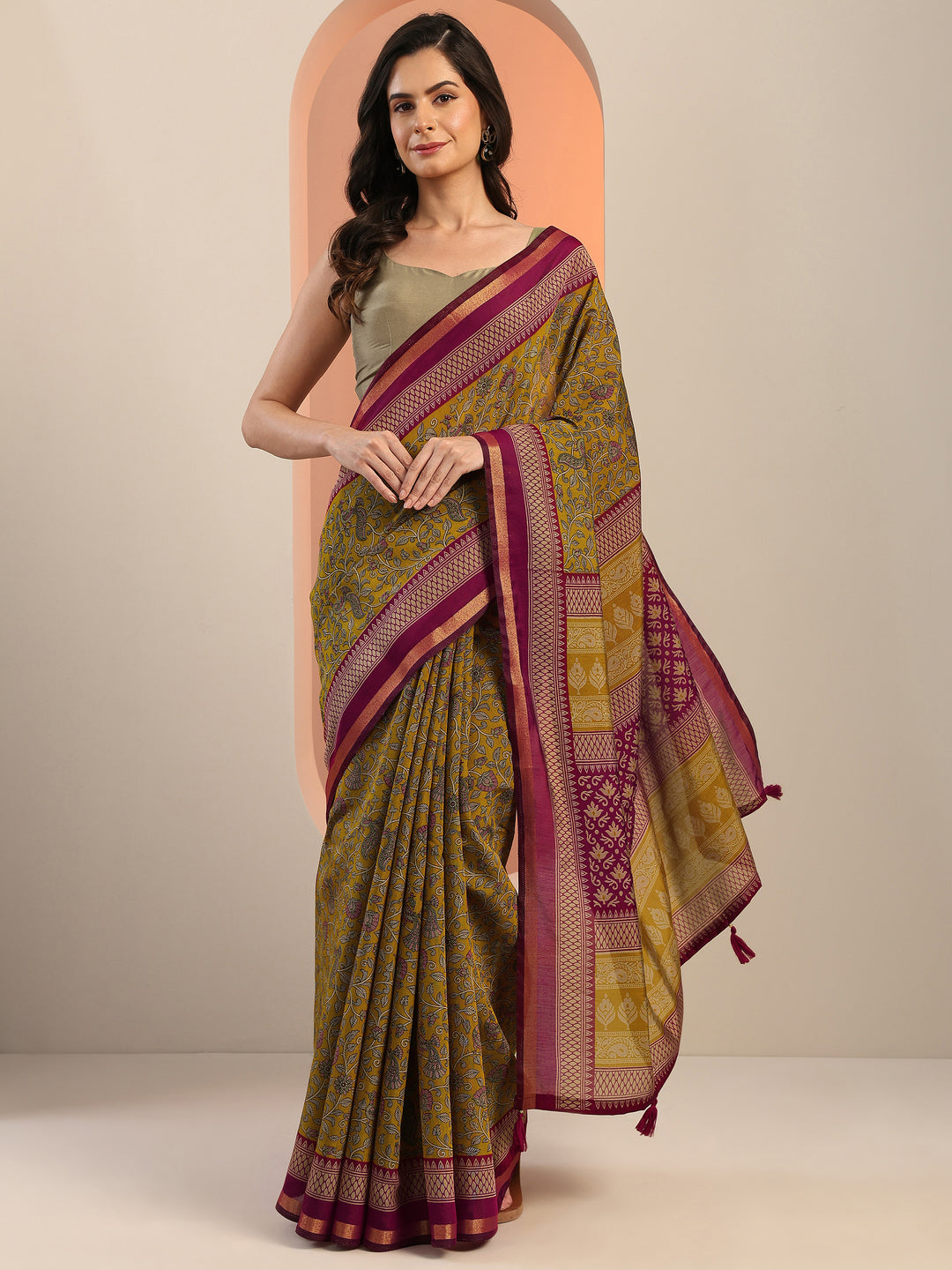 Mustard Printed Silk Blend Saree With Unstitched Blouse Piece