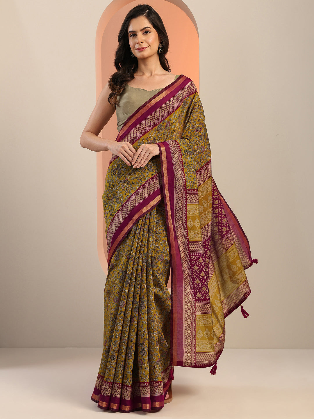 Mustard Printed Silk Blend Saree With Unstitched Blouse Piece