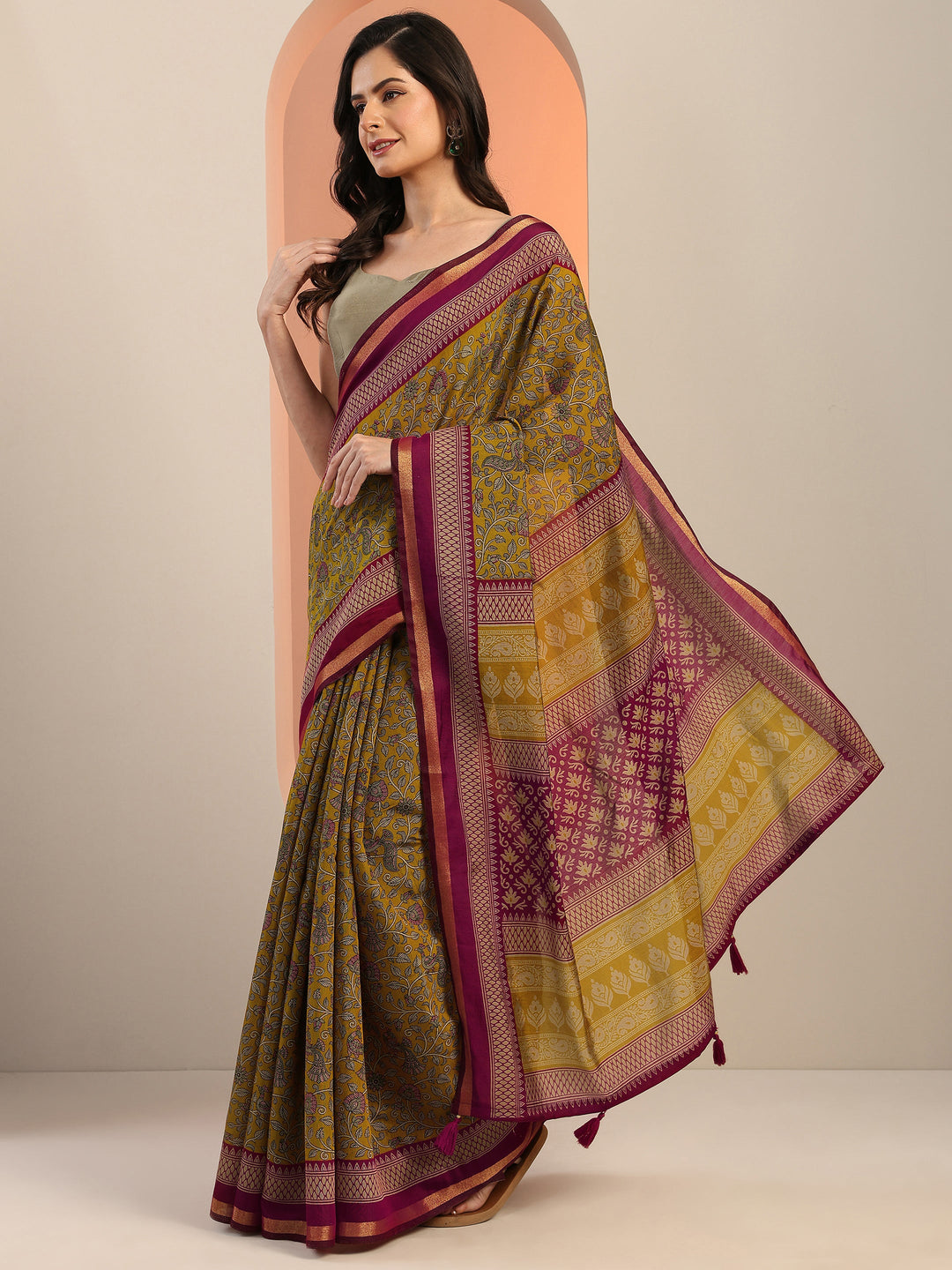 Mustard Printed Silk Blend Saree With Unstitched Blouse Piece