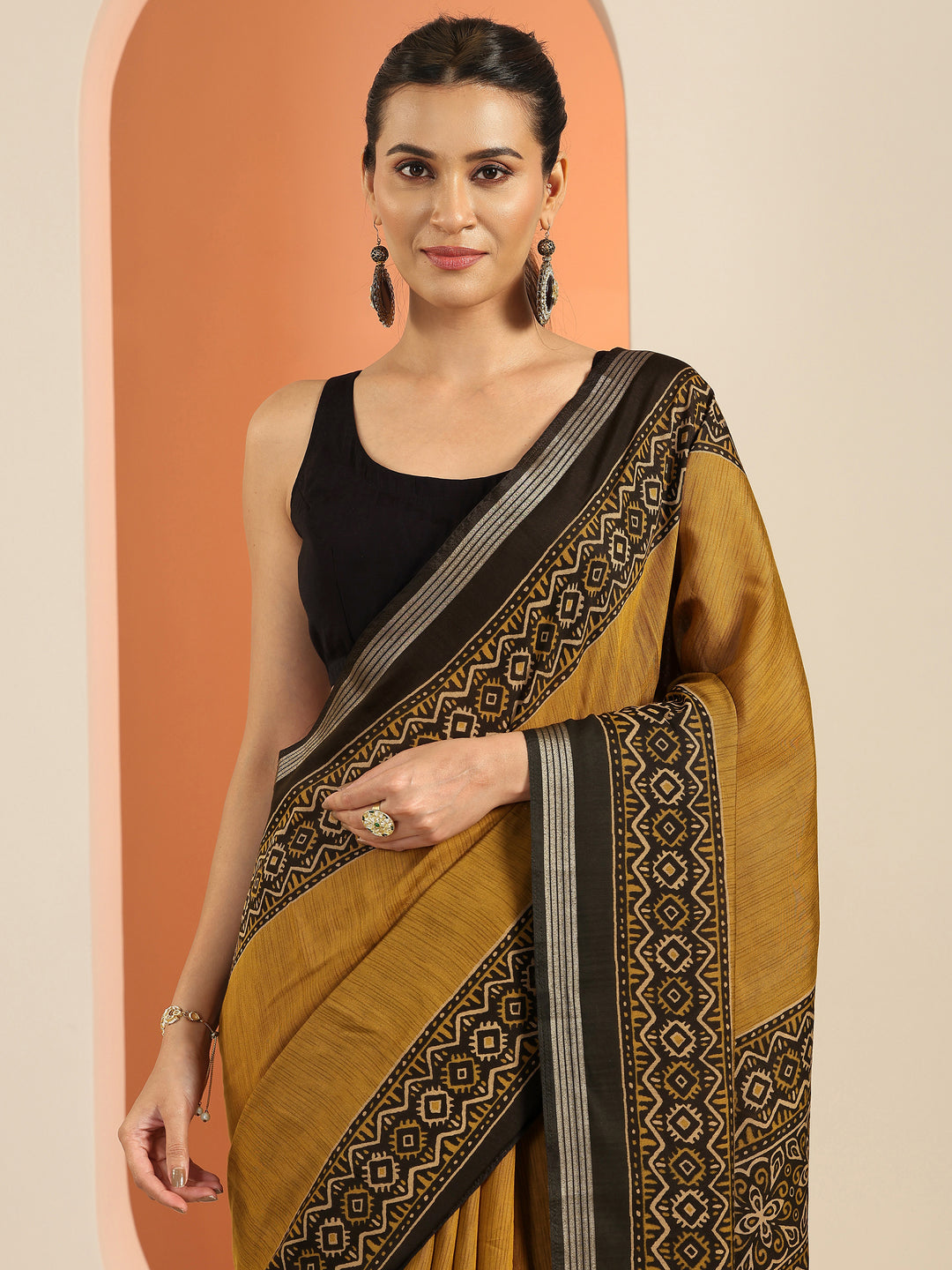 Mustard Printed Silk Blend Saree With Unstitched Blouse Piece