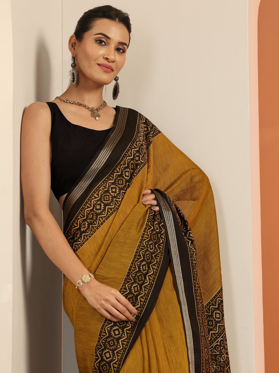 Mustard Printed Silk Blend Saree With Unstitched Blouse Piece