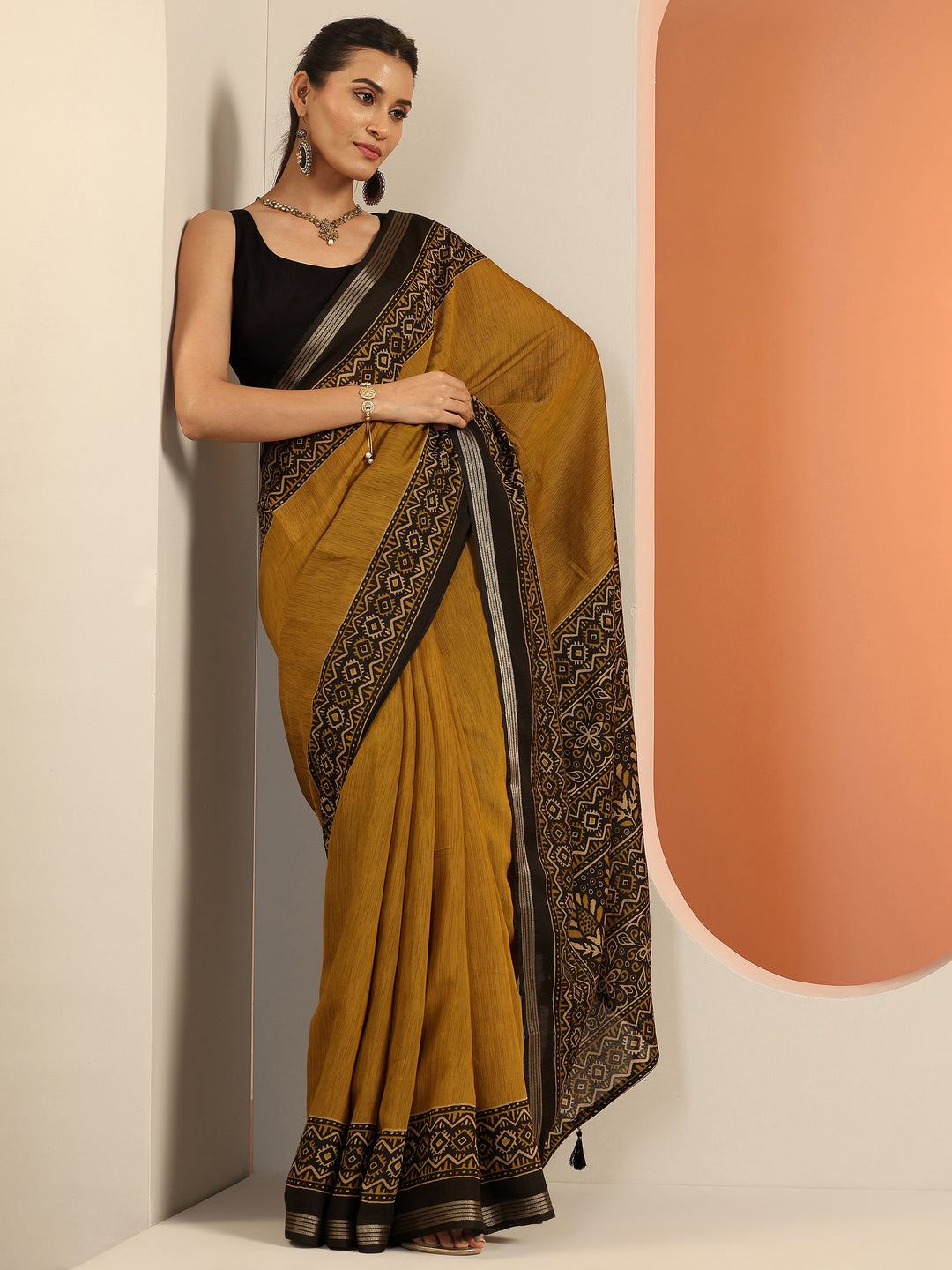 Mustard Printed Silk Blend Saree With Unstitched Blouse Piece