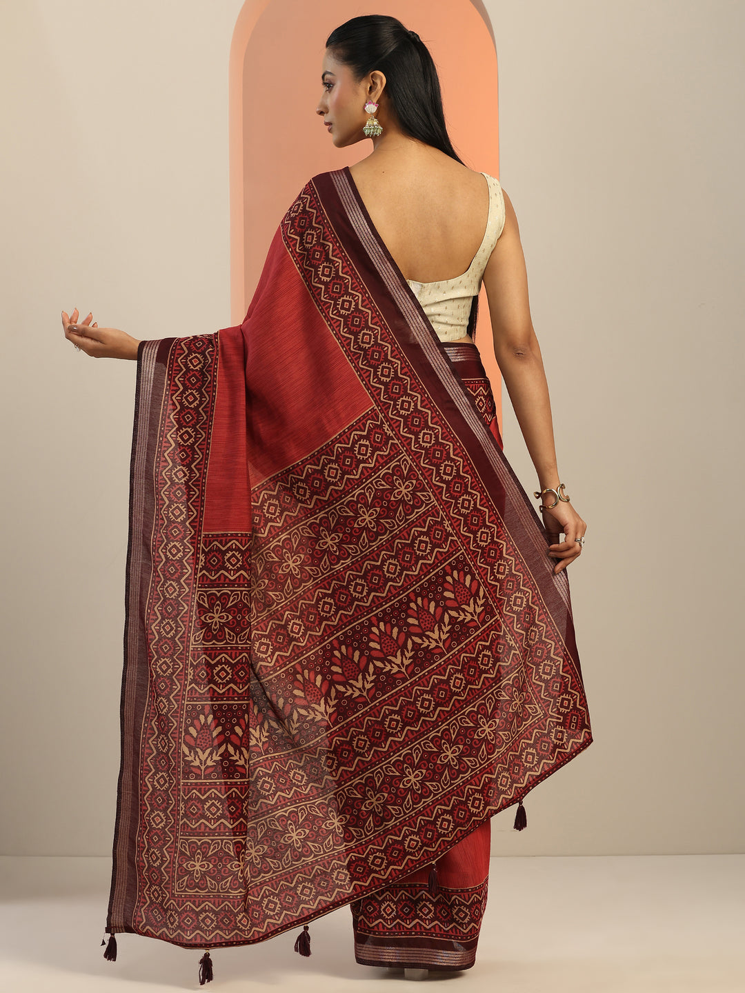 Red Solid Silk Blend Saree With Unstitched Blouse Piece