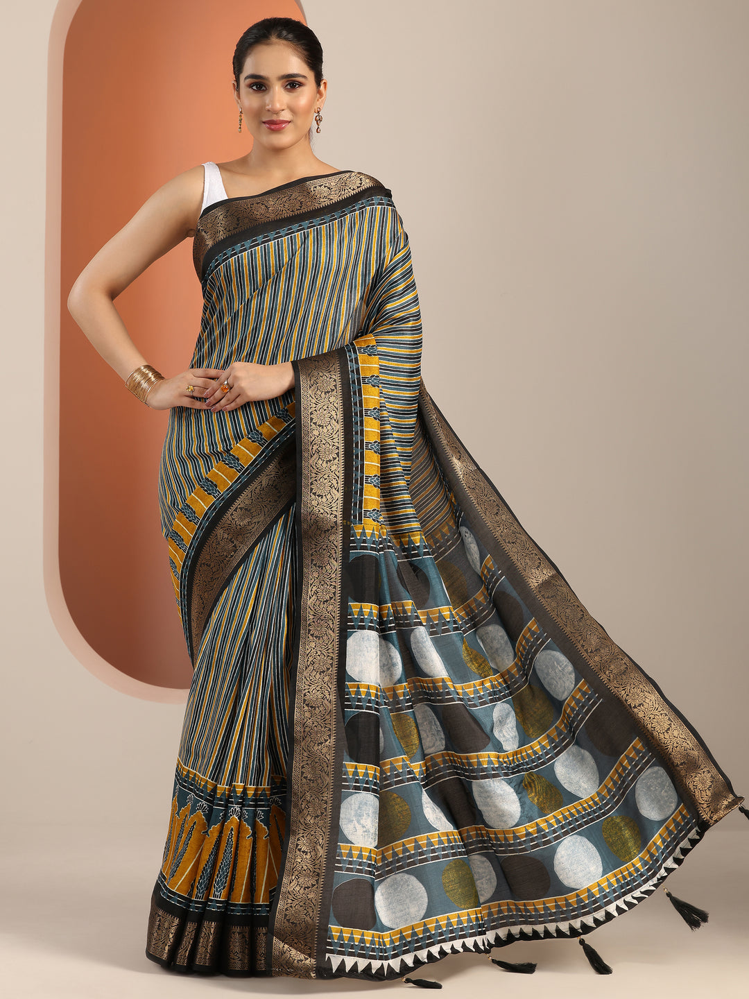 Mustard Printed Silk Blend Saree With Unstitched Blouse Piece