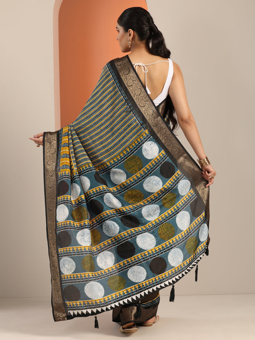 Mustard Printed Silk Blend Saree With Unstitched Blouse Piece