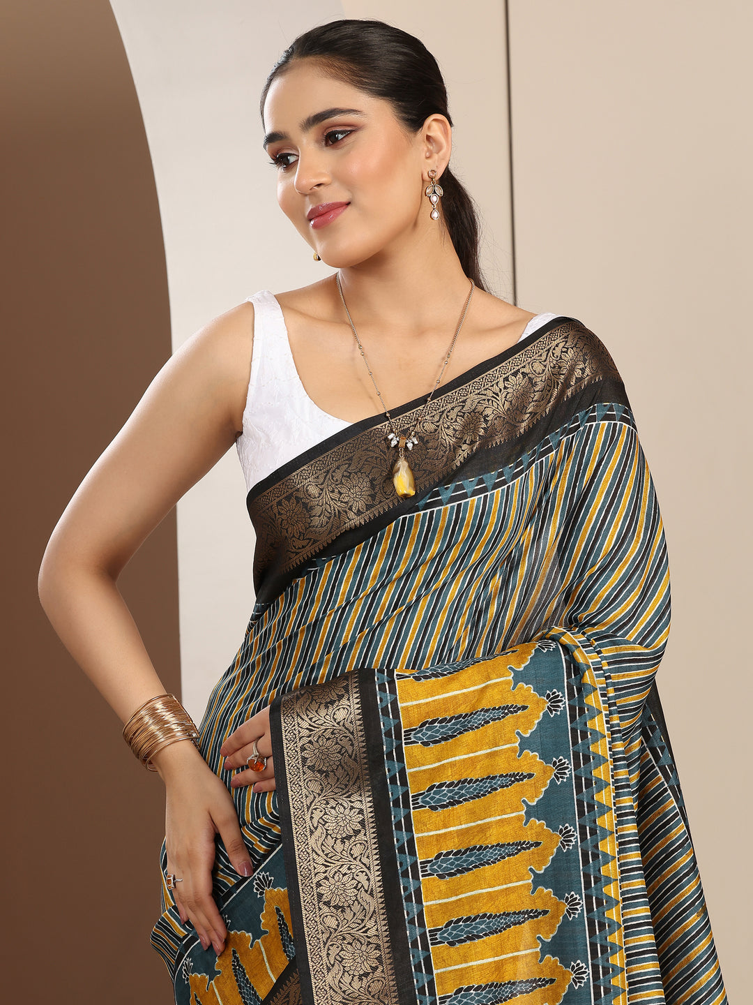 Mustard Printed Silk Blend Saree With Unstitched Blouse Piece