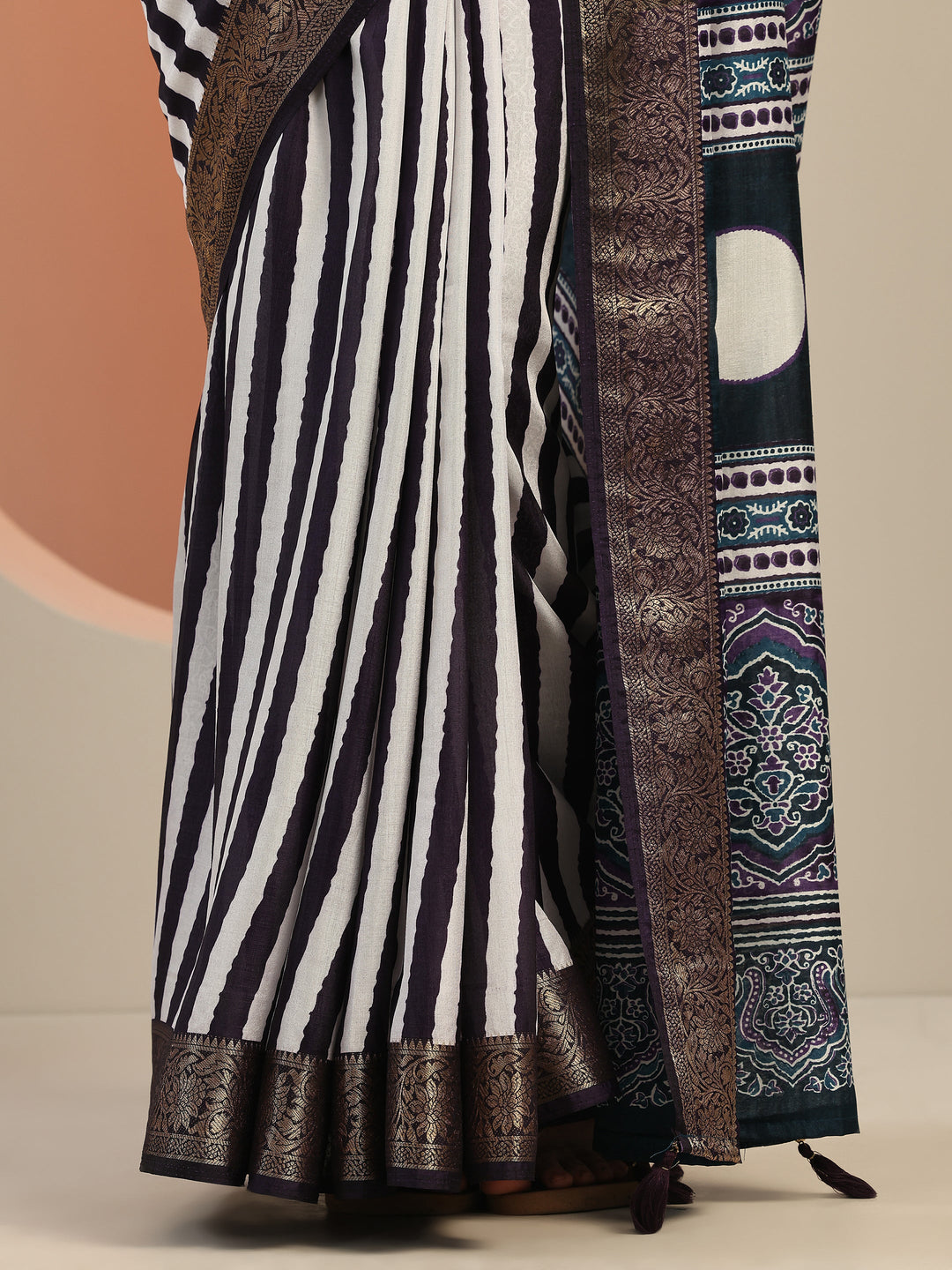 Purple Printed Silk Blend Saree With Unstitched Blouse Piece