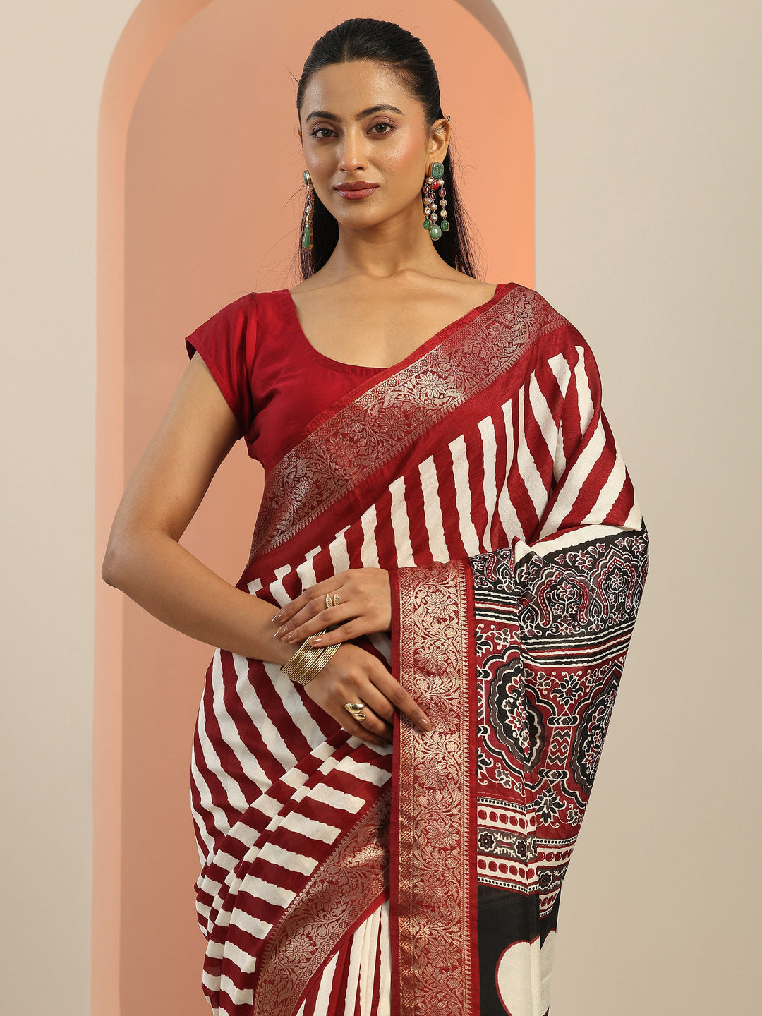 Maroon Printed Silk Blend Saree With Unstitched Blouse Piece