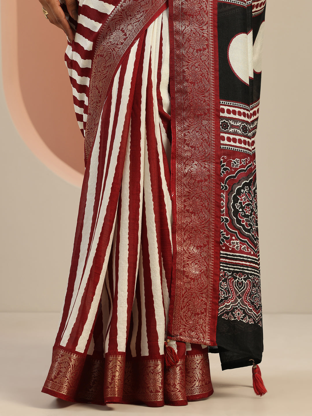 Maroon Printed Silk Blend Saree With Unstitched Blouse Piece