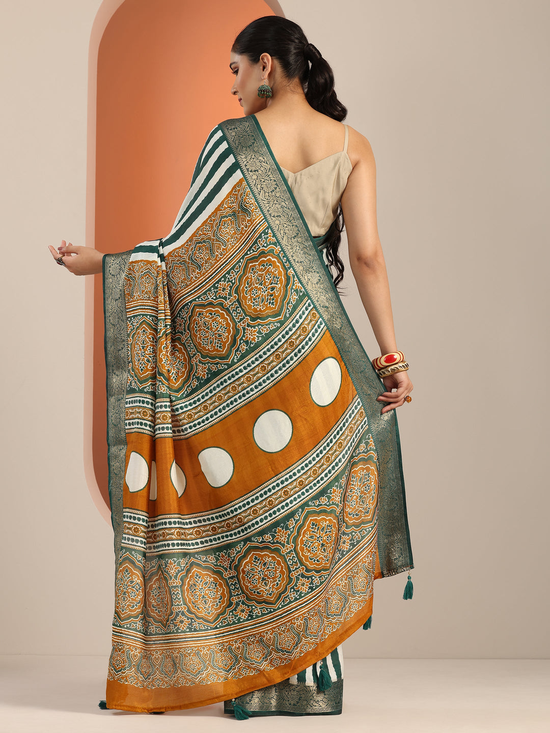 Green Printed Silk Blend Saree With Unstitched Blouse Piece