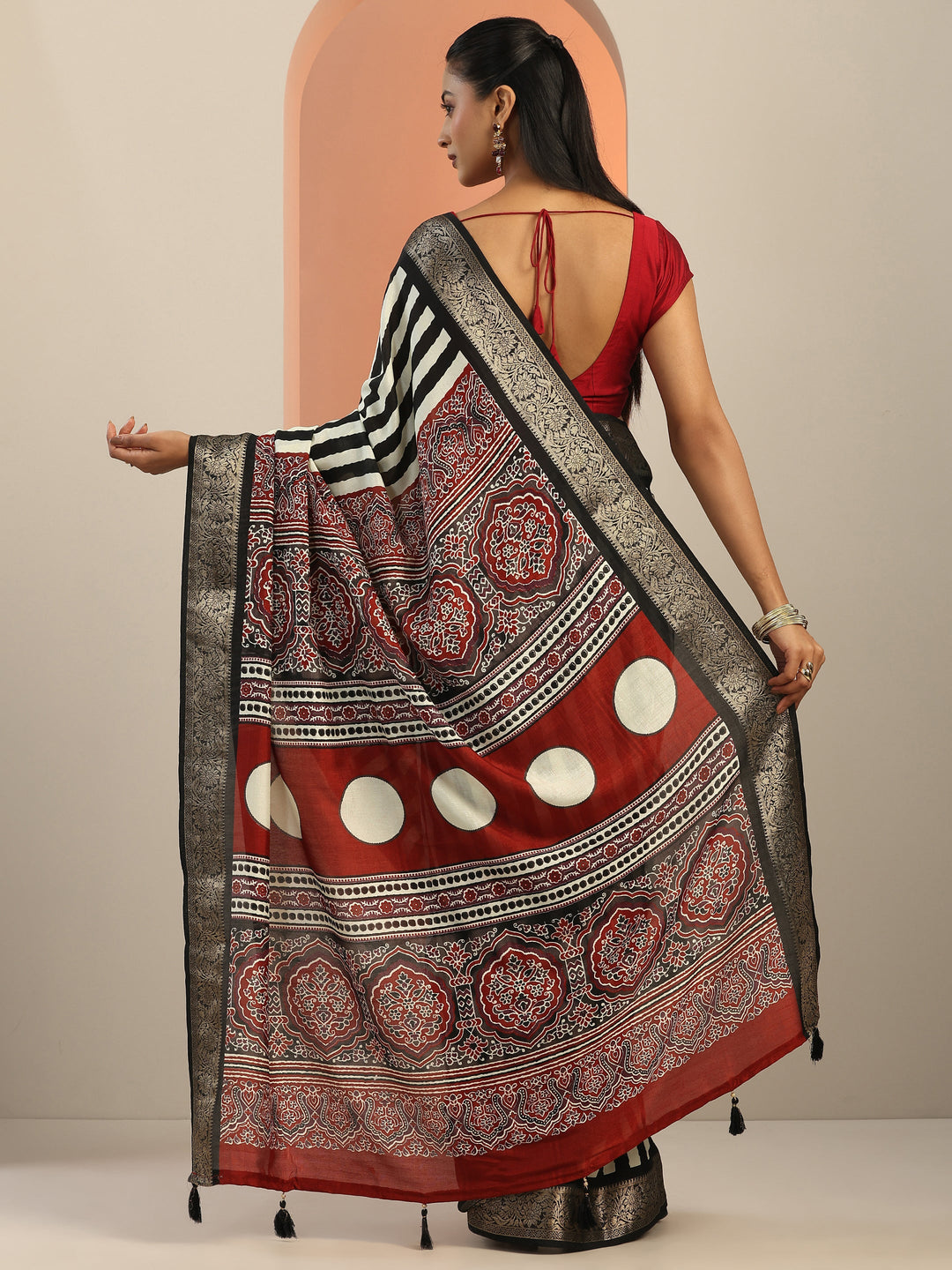 Black Printed Silk Blend Saree With Unstitched Blouse Piece