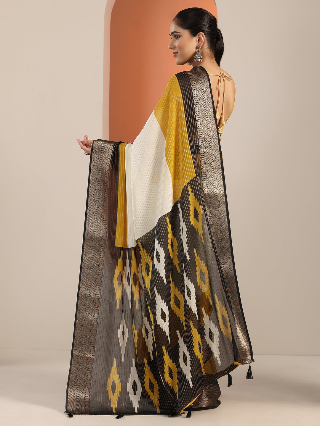 Off white Solid Silk Blend Saree With Unstitched Blouse Piece