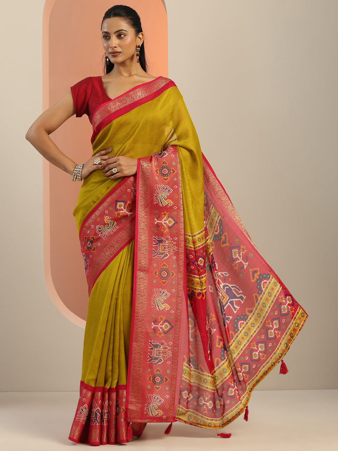 Green Solid Georgette Saree With Unstitched Blouse Piece