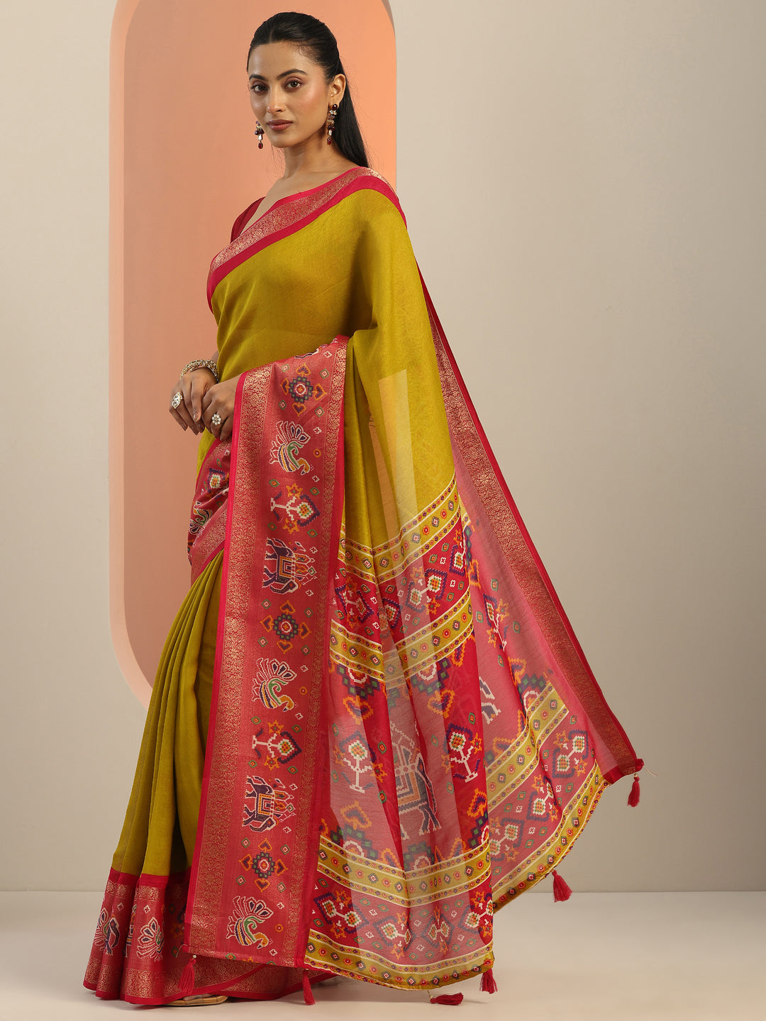 Green Solid Georgette Saree With Unstitched Blouse Piece