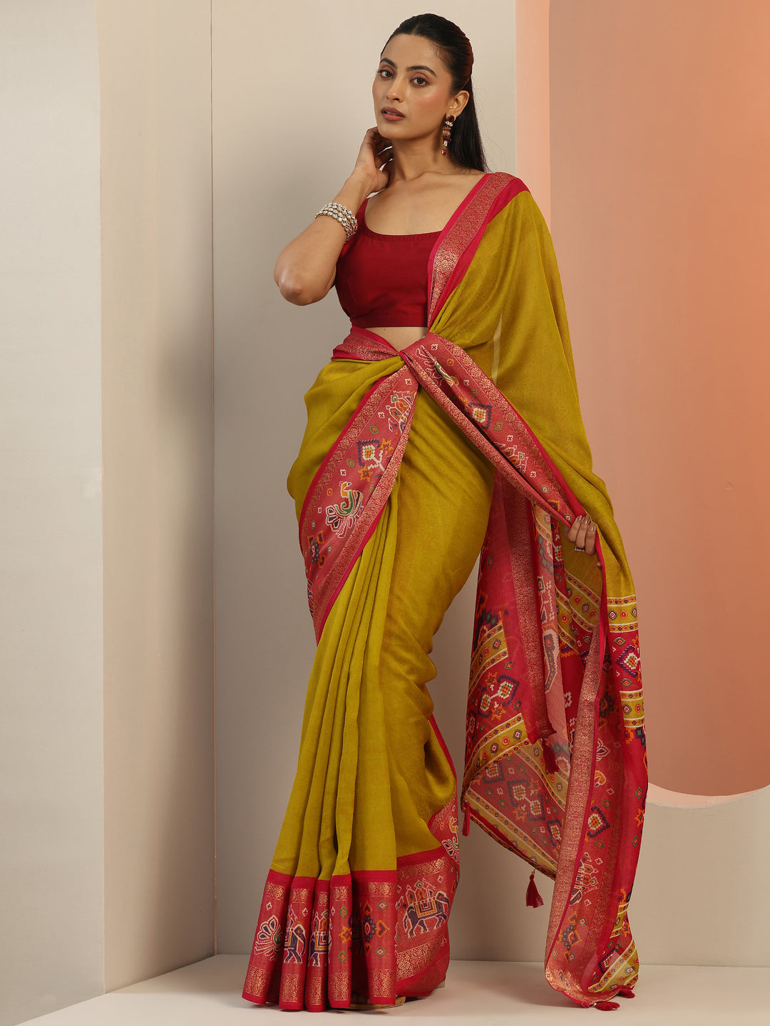 Green Solid Georgette Saree With Unstitched Blouse Piece
