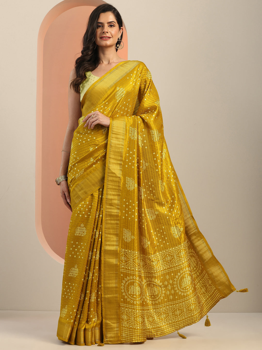 Mustard Printed Silk Blend Saree With Unstitched Blouse Piece
