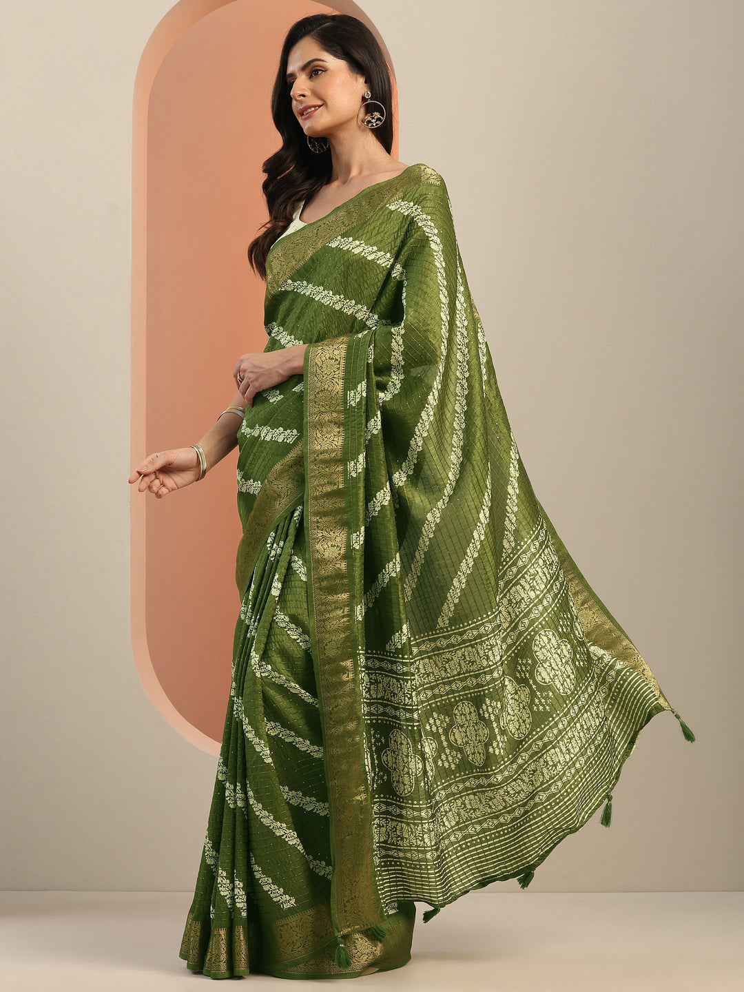Olive Printed Silk Blend Saree With Unstitched Blouse Piece