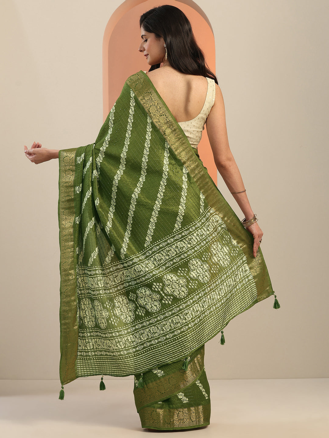 Olive Printed Silk Blend Saree With Unstitched Blouse Piece