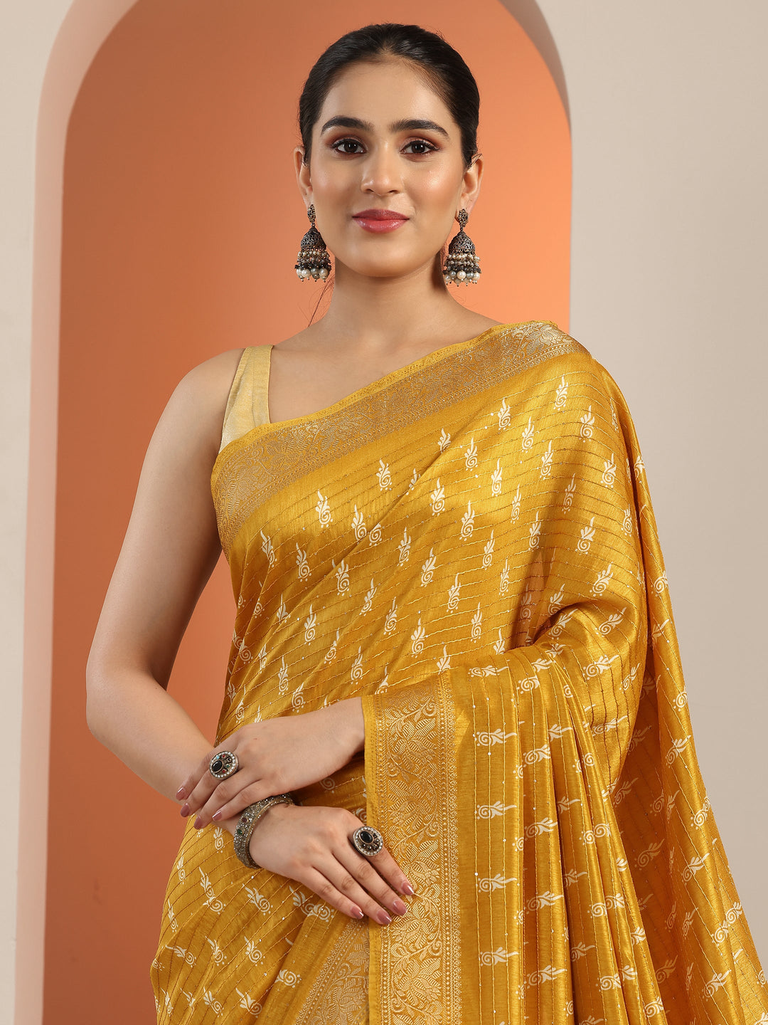 Mustard Printed Silk Blend Saree With Unstitched Blouse Piece