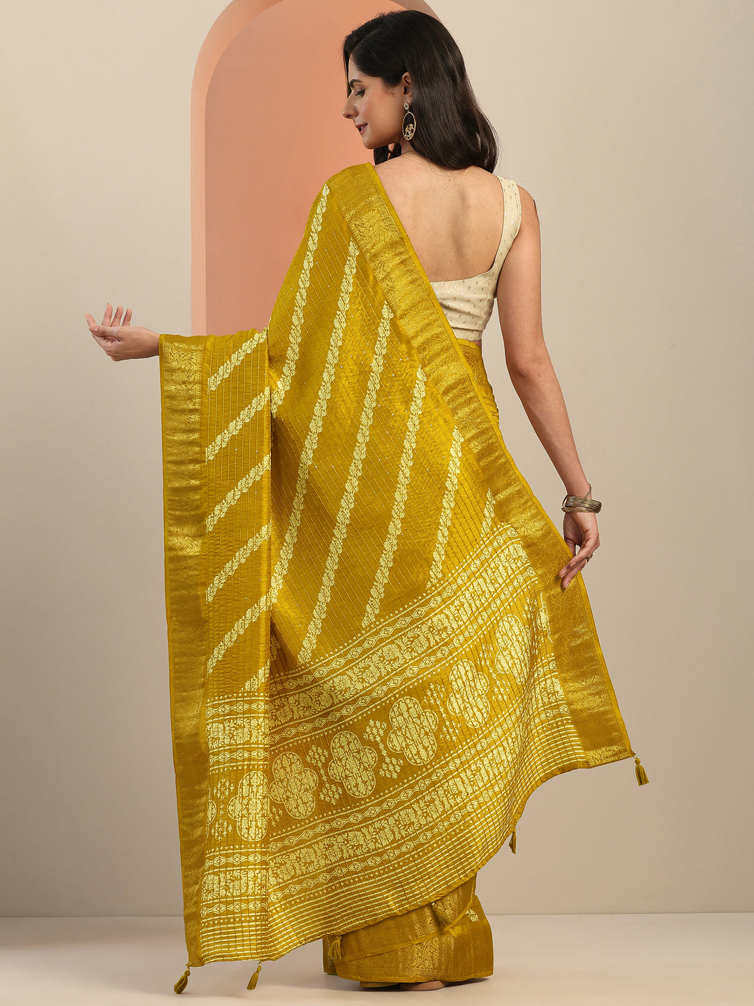 Mustard Printed Silk Blend Saree With Unstitched Blouse Piece