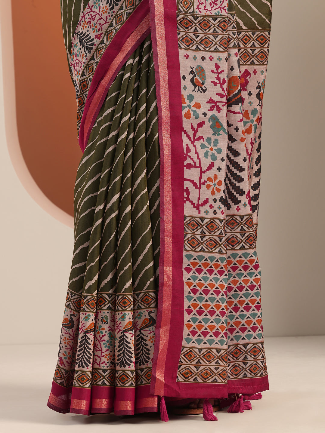 Olive Printed Cotton Blend Saree With Unstitched Blouse Piece