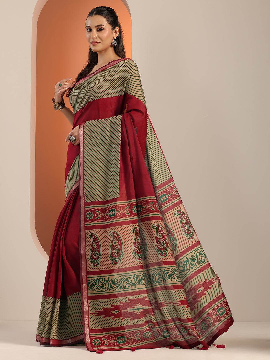 Red Solid Cotton Blend Saree With Unstitched Blouse Piece