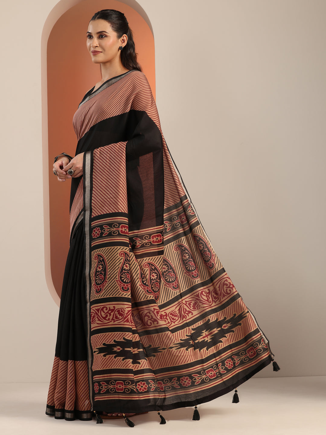 Black Solid Cotton Blend Saree With Unstitched Blouse Piece